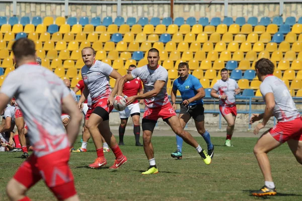 Odessa, Ukrayna - 7 Eylül 2019: Odessa Rugby Şampiyonası Milli Takımı - Kremenchug. Top için rugby oyuncularının yoğun mücadelesi. Stadyumun yeşil sahada dinamik oyun. Şiddetli Rugby Fight