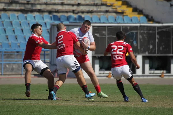 Odessa, Ukrayna - 7 Eylül 2019: Odessa Rugby Şampiyonası Milli Takımı - Kremenchug. Top için rugby oyuncularının yoğun mücadelesi. Stadyumun yeşil sahada dinamik oyun. Şiddetli Rugby Fight