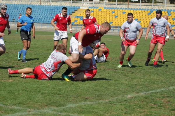 Odessa, Ukrayna - 7 Eylül 2019: Odessa Rugby Şampiyonası Milli Takımı - Kremenchug. Top için rugby oyuncularının yoğun mücadelesi. Stadyumun yeşil sahada dinamik oyun. Şiddetli Rugby Fight