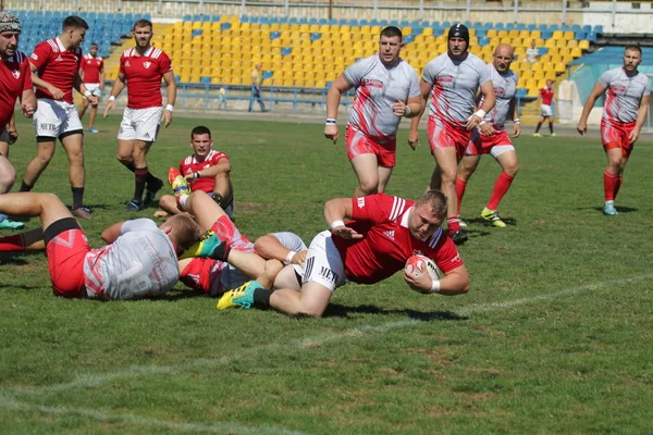 Odessa, Ukrayna - 7 Eylül 2019: Odessa Rugby Şampiyonası Milli Takımı - Kremenchug. Top için rugby oyuncularının yoğun mücadelesi. Stadyumun yeşil sahada dinamik oyun. Şiddetli Rugby Fight