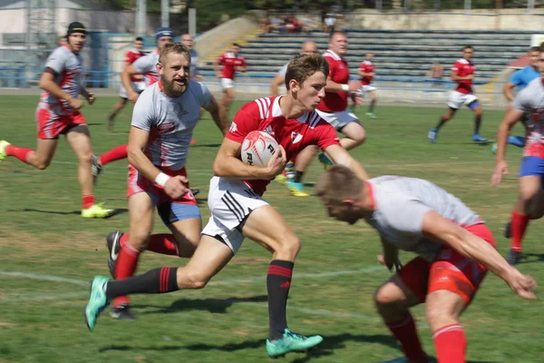 Odessa, Ukrayna - 7 Eylül 2019: Odessa Rugby Şampiyonası Milli Takımı - Kremenchug. Top için rugby oyuncularının yoğun mücadelesi. Stadyumun yeşil sahada dinamik oyun. Şiddetli Rugby Fight
