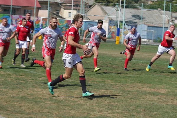 Odessa, Ukrayna - 7 Eylül 2019: Odessa Rugby Şampiyonası Milli Takımı - Kremenchug. Top için rugby oyuncularının yoğun mücadelesi. Stadyumun yeşil sahada dinamik oyun. Şiddetli Rugby Fight