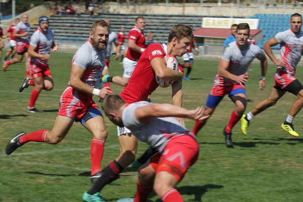 Odessa, Ukrayna - 7 Eylül 2019: Odessa Rugby Şampiyonası Milli Takımı - Kremenchug. Top için rugby oyuncularının yoğun mücadelesi. Stadyumun yeşil sahada dinamik oyun. Şiddetli Rugby Fight