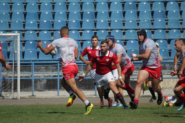 Odessa, Ukrayna - 7 Eylül 2019: Odessa Rugby Şampiyonası Milli Takımı - Kremenchug. Top için rugby oyuncularının yoğun mücadelesi. Stadyumun yeşil sahada dinamik oyun. Şiddetli Rugby Fight