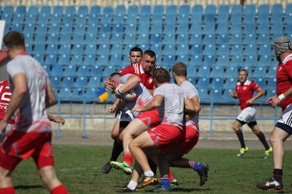 Odessa, Ukrayna - 7 Eylül 2019: Odessa Rugby Şampiyonası Milli Takımı - Kremenchug. Top için rugby oyuncularının yoğun mücadelesi. Stadyumun yeşil sahada dinamik oyun. Şiddetli Rugby Fight