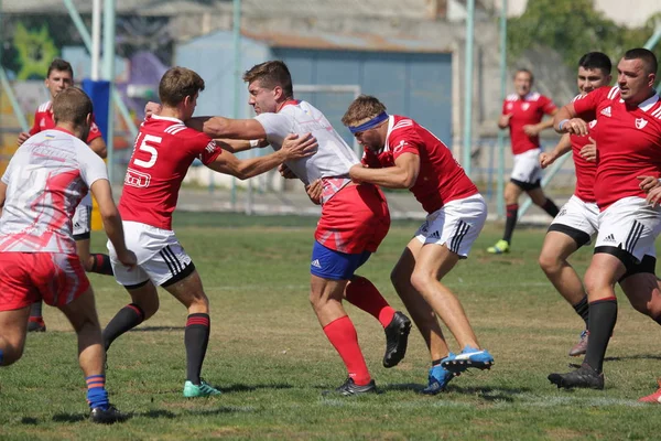 Odessa, Ukrayna - 7 Eylül 2019: Odessa Rugby Şampiyonası Milli Takımı - Kremenchug. Top için rugby oyuncularının yoğun mücadelesi. Stadyumun yeşil sahada dinamik oyun. Şiddetli Rugby Fight