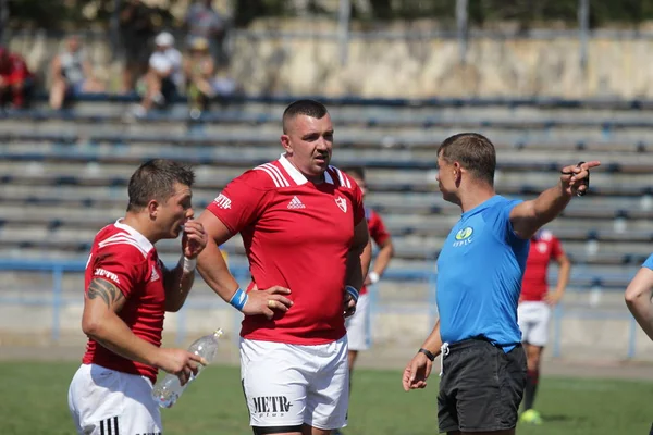 Odessa, Ukrayna - 7 Eylül 2019: Odessa Rugby Şampiyonası Milli Takımı - Kremenchug. Top için rugby oyuncularının yoğun mücadelesi. Stadyumun yeşil sahada dinamik oyun. Şiddetli Rugby Fight