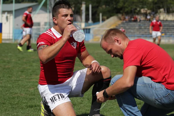 Odessa, Ukrayna - 7 Eylül 2019: Odessa Rugby Şampiyonası Milli Takımı - Kremenchug. Top için rugby oyuncularının yoğun mücadelesi. Stadyumun yeşil sahada dinamik oyun. Şiddetli Rugby Fight