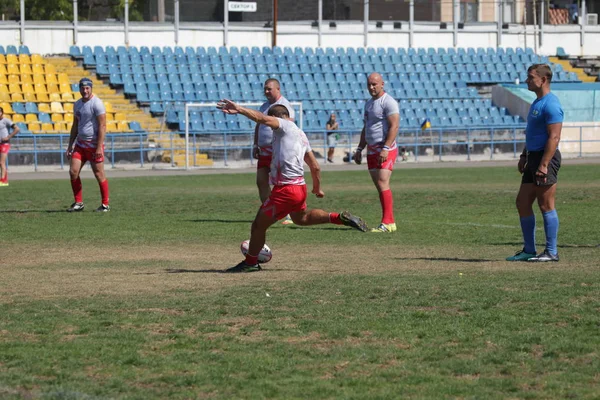 Odessa, Ukrayna - 7 Eylül 2019: Odessa Rugby Şampiyonası Milli Takımı - Kremenchug. Top için rugby oyuncularının yoğun mücadelesi. Stadyumun yeşil sahada dinamik oyun. Şiddetli Rugby Fight