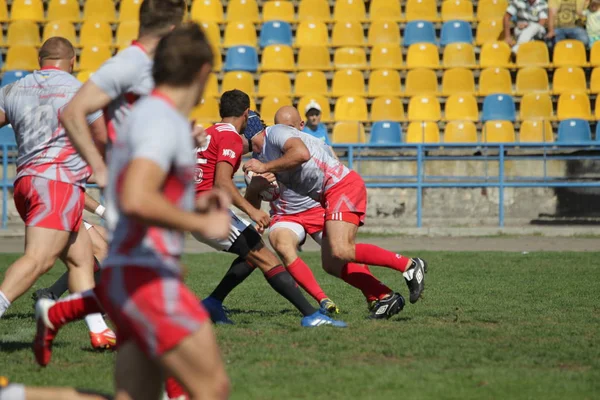 Odessa, Ukrayna - 7 Eylül 2019: Odessa Rugby Şampiyonası Milli Takımı - Kremenchug. Top için rugby oyuncularının yoğun mücadelesi. Stadyumun yeşil sahada dinamik oyun. Şiddetli Rugby Fight