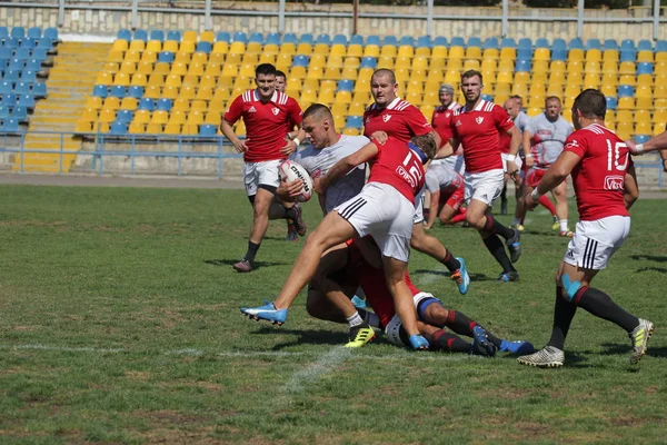 Odessa, Ukrayna - 7 Eylül 2019: Odessa Rugby Şampiyonası Milli Takımı - Kremenchug. Top için rugby oyuncularının yoğun mücadelesi. Stadyumun yeşil sahada dinamik oyun. Şiddetli Rugby Fight