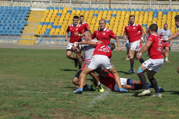 Odessa, Ukrayna - 7 Eylül 2019: Odessa Rugby Şampiyonası Milli Takımı - Kremenchug. Top için rugby oyuncularının yoğun mücadelesi. Stadyumun yeşil sahada dinamik oyun. Şiddetli Rugby Fight