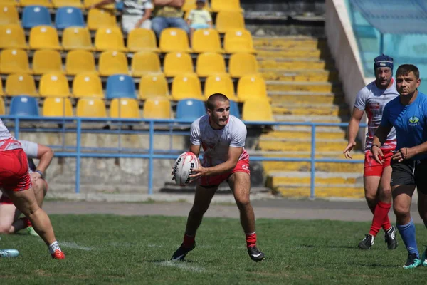 Odessa, Ukrayna - 7 Eylül 2019: Odessa Rugby Şampiyonası Milli Takımı - Kremenchug. Top için rugby oyuncularının yoğun mücadelesi. Stadyumun yeşil sahada dinamik oyun. Şiddetli Rugby Fight