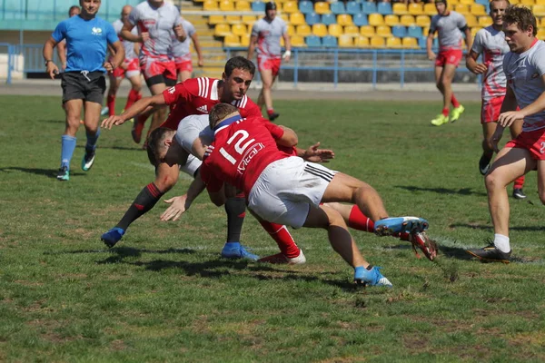 Odessa, Ukrayna - 7 Eylül 2019: Odessa Rugby Şampiyonası Milli Takımı - Kremenchug. Top için rugby oyuncularının yoğun mücadelesi. Stadyumun yeşil sahada dinamik oyun. Şiddetli Rugby Fight