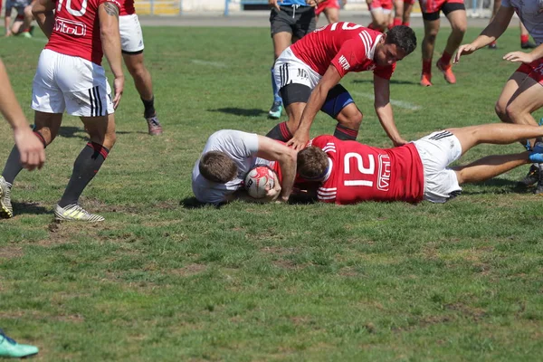 Odessa, Ukrayna - 7 Eylül 2019: Odessa Rugby Şampiyonası Milli Takımı - Kremenchug. Top için rugby oyuncularının yoğun mücadelesi. Stadyumun yeşil sahada dinamik oyun. Şiddetli Rugby Fight