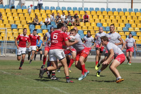 Odessa, Ukrayna - 7 Eylül 2019: Odessa Rugby Şampiyonası Milli Takımı - Kremenchug. Top için rugby oyuncularının yoğun mücadelesi. Stadyumun yeşil sahada dinamik oyun. Şiddetli Rugby Fight