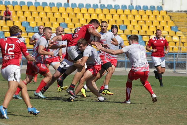 Odessa, Ukrayna - 7 Eylül 2019: Odessa Rugby Şampiyonası Milli Takımı - Kremenchug. Top için rugby oyuncularının yoğun mücadelesi. Stadyumun yeşil sahada dinamik oyun. Şiddetli Rugby Fight