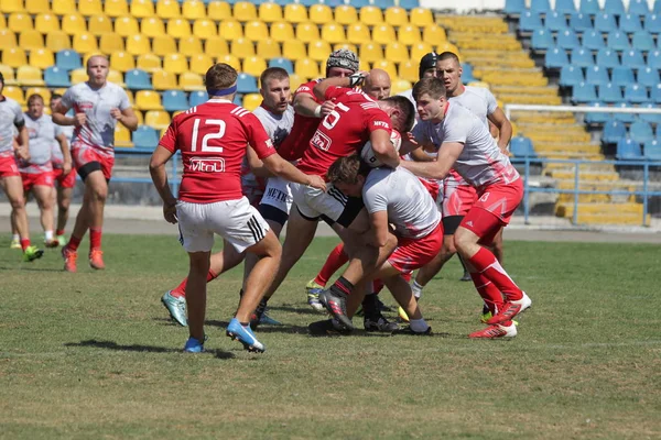 Odessa, Ukrayna - 7 Eylül 2019: Odessa Rugby Şampiyonası Milli Takımı - Kremenchug. Top için rugby oyuncularının yoğun mücadelesi. Stadyumun yeşil sahada dinamik oyun. Şiddetli Rugby Fight