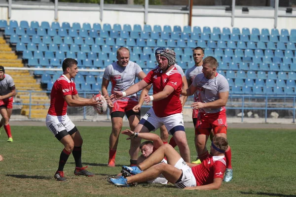 Odessa, Ukrayna - 7 Eylül 2019: Odessa Rugby Şampiyonası Milli Takımı - Kremenchug. Top için rugby oyuncularının yoğun mücadelesi. Stadyumun yeşil sahada dinamik oyun. Şiddetli Rugby Fight