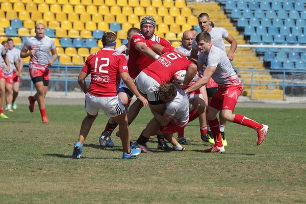 Odessa, Ukrayna - 7 Eylül 2019: Odessa Rugby Şampiyonası Milli Takımı - Kremenchug. Top için rugby oyuncularının yoğun mücadelesi. Stadyumun yeşil sahada dinamik oyun. Şiddetli Rugby Fight