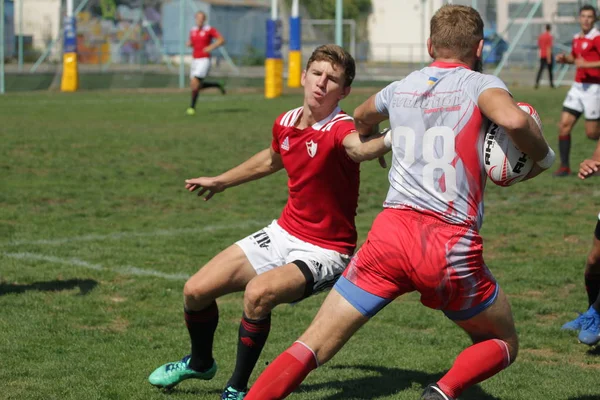Odessa, Ukrayna - 7 Eylül 2019: Odessa Rugby Şampiyonası Milli Takımı - Kremenchug. Top için rugby oyuncularının yoğun mücadelesi. Stadyumun yeşil sahada dinamik oyun. Şiddetli Rugby Fight