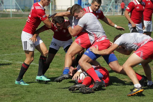 Odessa, Ukrayna - 7 Eylül 2019: Odessa Rugby Şampiyonası Milli Takımı - Kremenchug. Top için rugby oyuncularının yoğun mücadelesi. Stadyumun yeşil sahada dinamik oyun. Şiddetli Rugby Fight