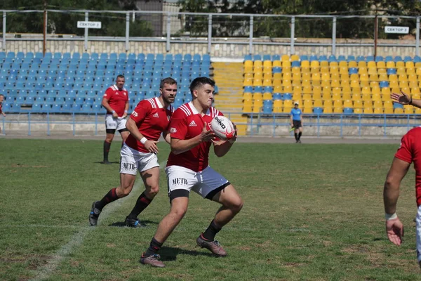 Odessa, Ukrayna - 7 Eylül 2019: Odessa Rugby Şampiyonası Milli Takımı - Kremenchug. Top için rugby oyuncularının yoğun mücadelesi. Stadyumun yeşil sahada dinamik oyun. Şiddetli Rugby Fight