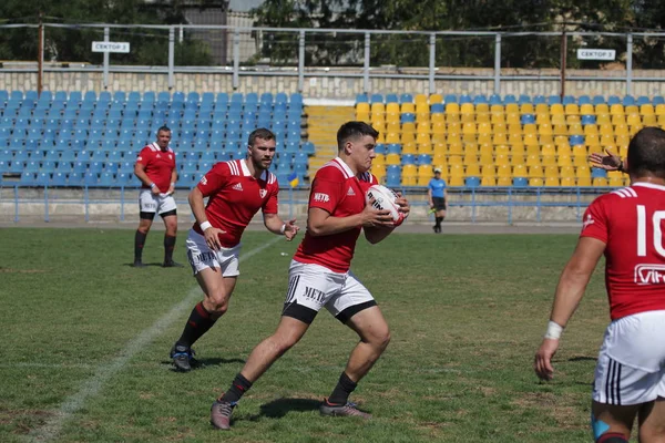 Odessa, Ukrayna - 7 Eylül 2019: Odessa Rugby Şampiyonası Milli Takımı - Kremenchug. Top için rugby oyuncularının yoğun mücadelesi. Stadyumun yeşil sahada dinamik oyun. Şiddetli Rugby Fight