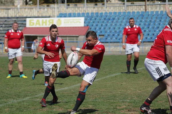 Odessa, Ukrayna - 7 Eylül 2019: Odessa Rugby Şampiyonası Milli Takımı - Kremenchug. Top için rugby oyuncularının yoğun mücadelesi. Stadyumun yeşil sahada dinamik oyun. Şiddetli Rugby Fight
