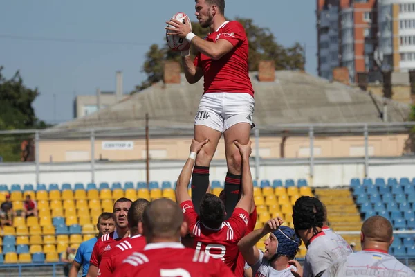 Odessa, Ukrayna - 7 Eylül 2019: Odessa Rugby Şampiyonası Milli Takımı - Kremenchug. Top için rugby oyuncularının yoğun mücadelesi. Stadyumun yeşil sahada dinamik oyun. Şiddetli Rugby Fight