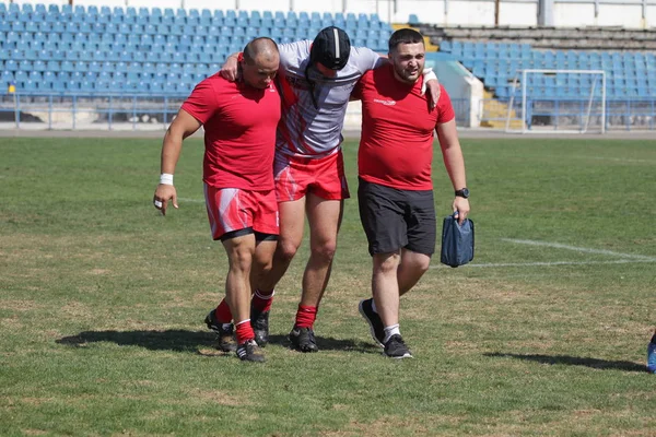 Odessa, Ukrayna - 7 Eylül 2019: Odessa Rugby Şampiyonası Milli Takımı - Kremenchug. Top için rugby oyuncularının yoğun mücadelesi. Stadyumun yeşil sahada dinamik oyun. Şiddetli Rugby Fight