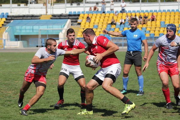 Odessa, Ukrayna - 7 Eylül 2019: Odessa Rugby Şampiyonası Milli Takımı - Kremenchug. Top için rugby oyuncularının yoğun mücadelesi. Stadyumun yeşil sahada dinamik oyun. Şiddetli Rugby Fight