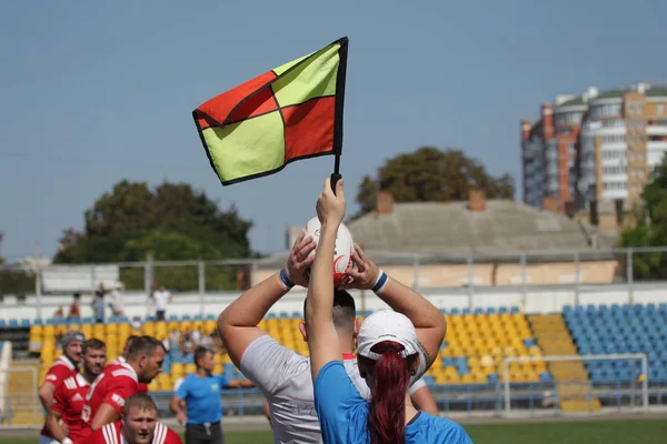 Odessa, Ukrayna - 7 Eylül 2019: Odessa Rugby Şampiyonası Milli Takımı - Kremenchug. Top için rugby oyuncularının yoğun mücadelesi. Stadyumun yeşil sahada dinamik oyun. Şiddetli Rugby Fight