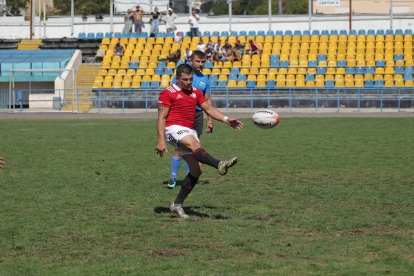 Odessa, Ukrayna - 7 Eylül 2019: Odessa Rugby Şampiyonası Milli Takımı - Kremenchug. Top için rugby oyuncularının yoğun mücadelesi. Stadyumun yeşil sahada dinamik oyun. Şiddetli Rugby Fight