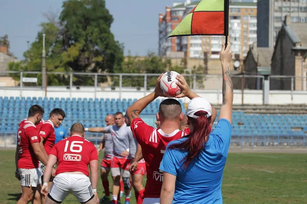 Odessa, Ukrayna - 7 Eylül 2019: Odessa Rugby Şampiyonası Milli Takımı - Kremenchug. Top için rugby oyuncularının yoğun mücadelesi. Stadyumun yeşil sahada dinamik oyun. Şiddetli Rugby Fight