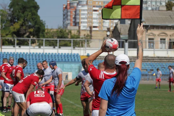 Odessa, Ukrayna - 7 Eylül 2019: Odessa Rugby Şampiyonası Milli Takımı - Kremenchug. Top için rugby oyuncularının yoğun mücadelesi. Stadyumun yeşil sahada dinamik oyun. Şiddetli Rugby Fight