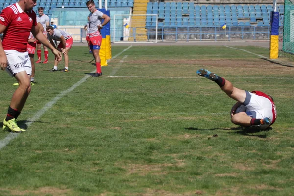 Odessa, Ukrayna - 7 Eylül 2019: Odessa Rugby Şampiyonası Milli Takımı - Kremenchug. Top için rugby oyuncularının yoğun mücadelesi. Stadyumun yeşil sahada dinamik oyun. Şiddetli Rugby Fight