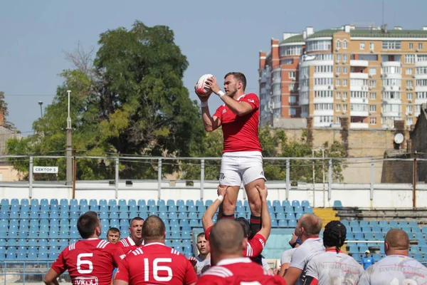 Odessa, Ukrayna - 7 Eylül 2019: Odessa Rugby Şampiyonası Milli Takımı - Kremenchug. Top için rugby oyuncularının yoğun mücadelesi. Stadyumun yeşil sahada dinamik oyun. Şiddetli Rugby Fight