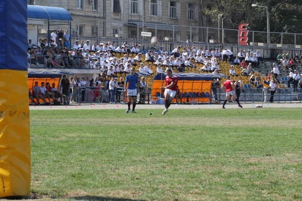 Odessa, Ukrayna - 7 Eylül 2019: Odessa Rugby Şampiyonası Milli Takımı - Kremenchug. Top için rugby oyuncularının yoğun mücadelesi. Stadyumun yeşil sahada dinamik oyun. Şiddetli Rugby Fight