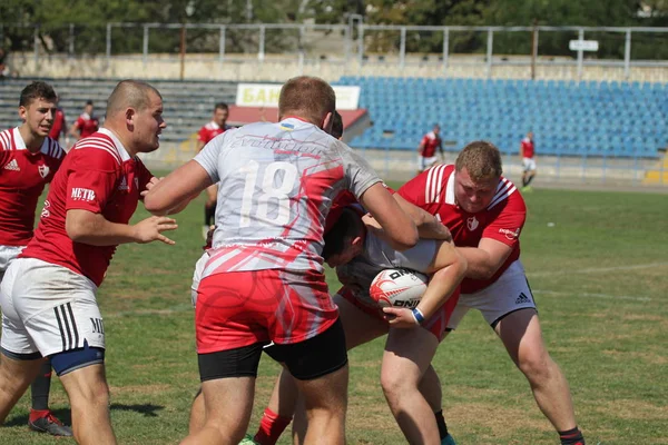 Odessa, Ukrayna - 7 Eylül 2019: Odessa Rugby Şampiyonası Milli Takımı - Kremenchug. Top için rugby oyuncularının yoğun mücadelesi. Stadyumun yeşil sahada dinamik oyun. Şiddetli Rugby Fight