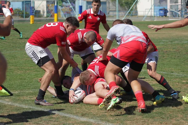 Odessa, Ukrayna - 7 Eylül 2019: Odessa Rugby Şampiyonası Milli Takımı - Kremenchug. Top için rugby oyuncularının yoğun mücadelesi. Stadyumun yeşil sahada dinamik oyun. Şiddetli Rugby Fight