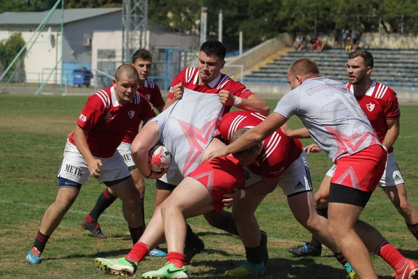 Odessa, Ukrayna - 7 Eylül 2019: Odessa Rugby Şampiyonası Milli Takımı - Kremenchug. Top için rugby oyuncularının yoğun mücadelesi. Stadyumun yeşil sahada dinamik oyun. Şiddetli Rugby Fight