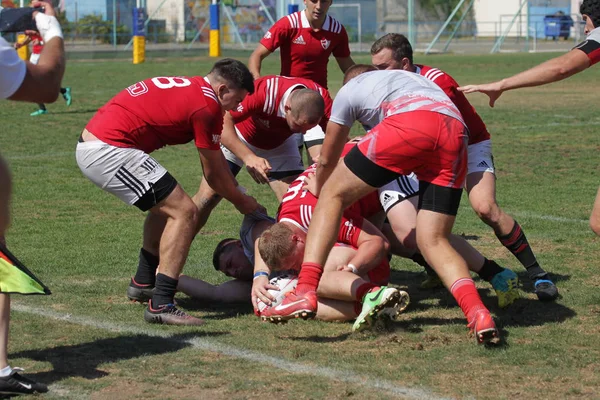 Odessa, Ukrayna - 7 Eylül 2019: Odessa Rugby Şampiyonası Milli Takımı - Kremenchug. Top için rugby oyuncularının yoğun mücadelesi. Stadyumun yeşil sahada dinamik oyun. Şiddetli Rugby Fight