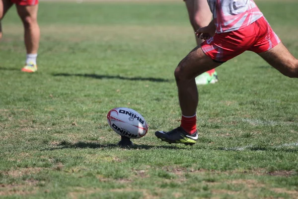 Odessa, Ukrayna - 7 Eylül 2019: Odessa Rugby Şampiyonası Milli Takımı - Kremenchug. Top için rugby oyuncularının yoğun mücadelesi. Stadyumun yeşil sahada dinamik oyun. Şiddetli Rugby Fight