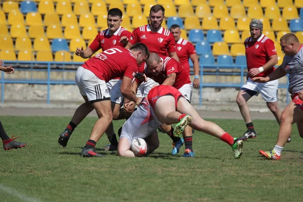 Odessa, Ukrayna - 7 Eylül 2019: Odessa Rugby Şampiyonası Milli Takımı - Kremenchug. Top için rugby oyuncularının yoğun mücadelesi. Stadyumun yeşil sahada dinamik oyun. Şiddetli Rugby Fight
