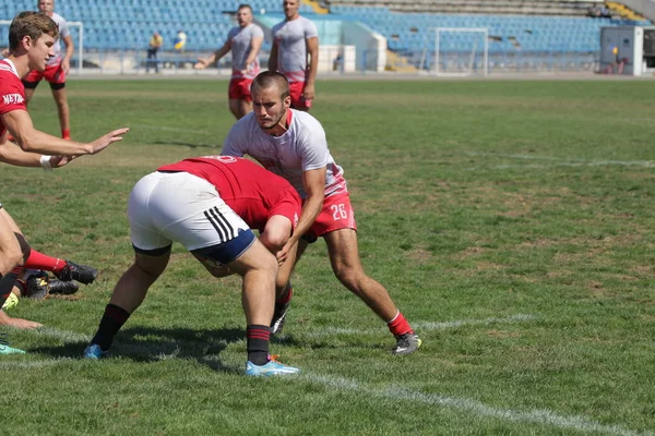 Odessa, Ukrayna - 7 Eylül 2019: Odessa Rugby Şampiyonası Milli Takımı - Kremenchug. Top için rugby oyuncularının yoğun mücadelesi. Stadyumun yeşil sahada dinamik oyun. Şiddetli Rugby Fight