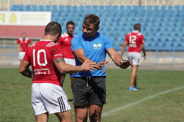 Odessa, Ukrayna - 7 Eylül 2019: Odessa Rugby Şampiyonası Milli Takımı - Kremenchug. Top için rugby oyuncularının yoğun mücadelesi. Stadyumun yeşil sahada dinamik oyun. Şiddetli Rugby Fight