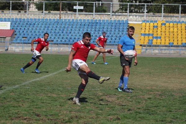 Odessa, Ukrayna - 7 Eylül 2019: Odessa Rugby Şampiyonası Milli Takımı - Kremenchug. Top için rugby oyuncularının yoğun mücadelesi. Stadyumun yeşil sahada dinamik oyun. Şiddetli Rugby Fight