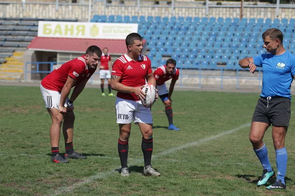 Odessa, Ukrayna - 7 Eylül 2019: Odessa Rugby Şampiyonası Milli Takımı - Kremenchug. Top için rugby oyuncularının yoğun mücadelesi. Stadyumun yeşil sahada dinamik oyun. Şiddetli Rugby Fight