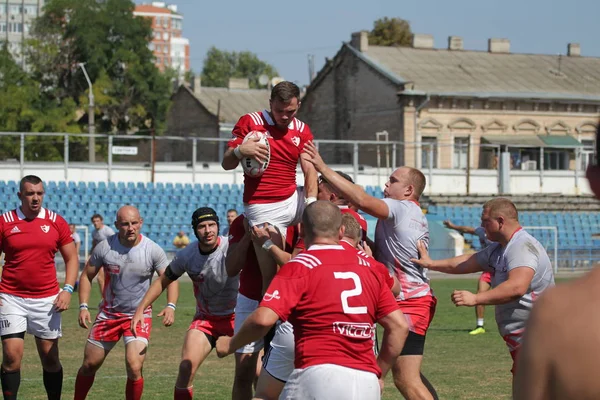 Odessa, Ukrayna - 7 Eylül 2019: Odessa Rugby Şampiyonası Milli Takımı - Kremenchug. Top için rugby oyuncularının yoğun mücadelesi. Stadyumun yeşil sahada dinamik oyun. Şiddetli Rugby Fight